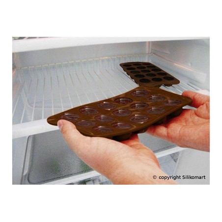 SILIKOMART: MOLDE EASY CHOC BOMBON 15 MINI CONOS 7 5ml. Ø2 6Xh2 8cm. Ref.22120770065