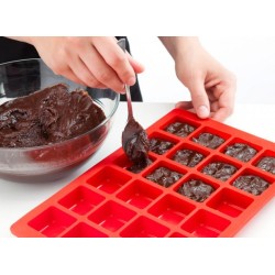 LEKUE: MINI BROWNIES 24cav. ROJO Ref.0216024R01M017