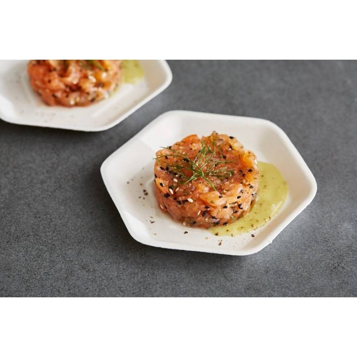VAJILLA CATERING SERIE PULPA: MINI PLATO EXAGONAL 100% BIO 13X11 6Xh1 2cm. (50 Uds.) 100% Cana de Azucar Ref.Q2006