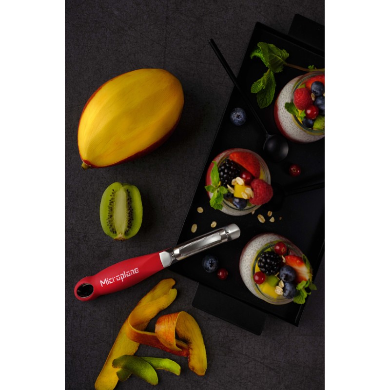 MICROPLANE: PELADOR PROFESIONAL ROJO CUCHILLA DENTADA 18.5X3cm. Ref.48192E