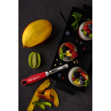 MICROPLANE: PELADOR PROFESIONAL ROJO CUCHILLA DENTADA 18.5X3cm. Ref.48192E