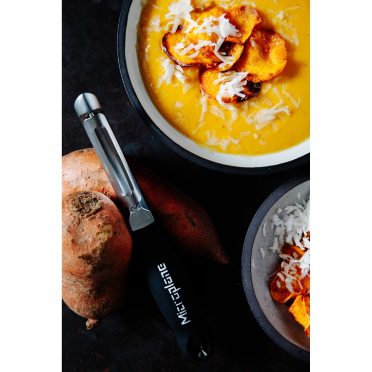 MICROPLANE: PELADOR PROFESIONAL NEGRO CUCHILLA LISA 18.5X3cm. Ref.48091E